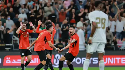 زيزو يحتفل مه زملائه بفوز منتخب مصر على السعودية