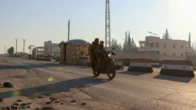 عنصران يتبعان فصائل المعارضة