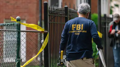 عميل من مكتب التحقيقات الفيدرالي (FBI) يسير خارج منزل إلياس رودريغيز في واشنطن