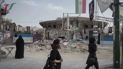 إيرانيات يسرن وسط الدمار 