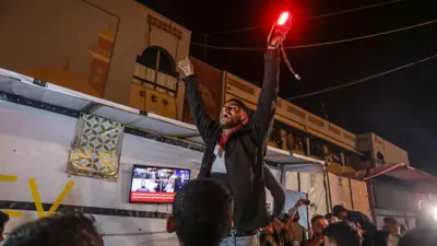 فلسطينيون يحتفلون بإعلان التوصل لاتفاق في غزة