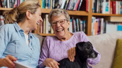 (تعبيرية) التعامل مع مريض الخرف