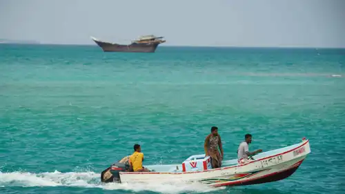 صيادون يمنيون في المياه المطلة على مضيق باب المندب