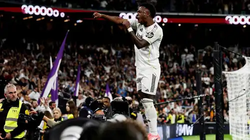 فينيسيوس جونيور يحتفل بعد تسجيله في شباك أتلتيكو