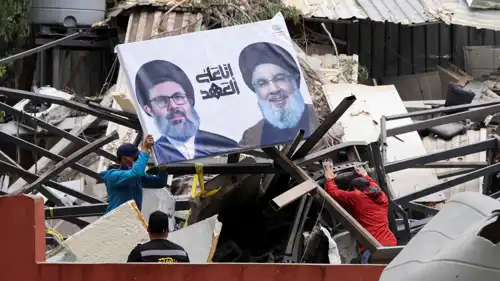 صورة لزعيمي حزب الله وسط الركام