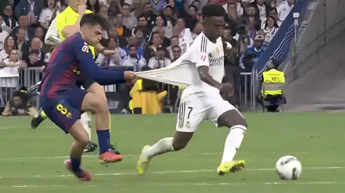 بيدري وهو يجذب قميص فينيسيوس