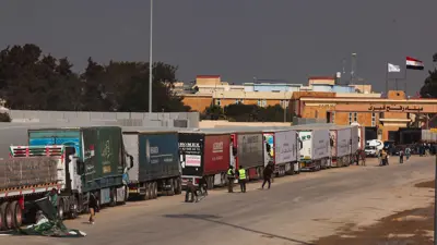  شاحنات تحمل مساعدات إنسانية عند معبر رفح