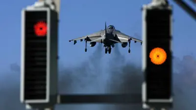 طائرة تقلع من حاملة طائرات بريطانية