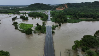 آثار مدمّرة لعاصفة استوائية سابقة