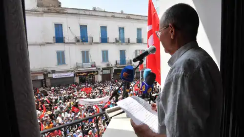 الطبوبي أمام حشود المحتجين