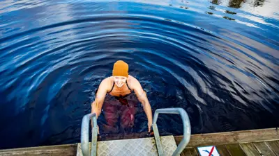 السباحة في الماء الباردة