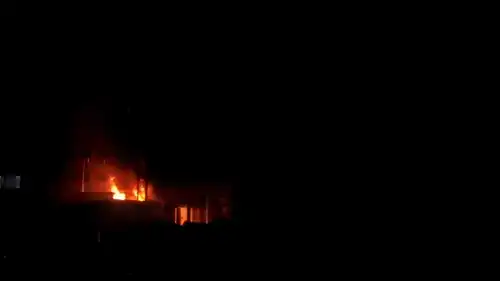 النار تشتعل بموقع القصف في جباليا