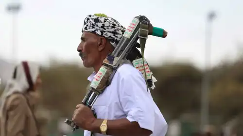 أحد أنصار الحوثيين يحمل سلاحه