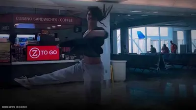 رقص في المطار