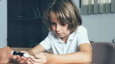 طفلة يعاني من مرض السكري