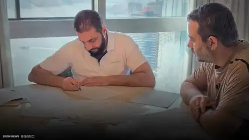 الشرع يكتب "حكاية سوريا" بيده.. صورة تشعل مواقع التواصل