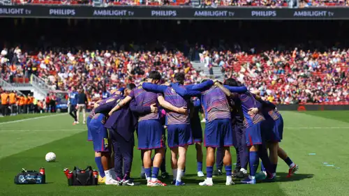 لاعبو برشلونة قبل مباراة فاليكانو