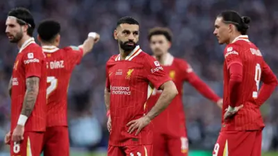 محمد صلاح مع لاعبي ليفربول