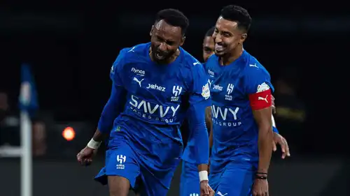 متعب الحربي يحتفل بهدف الهلال الأول في شباك الرياض