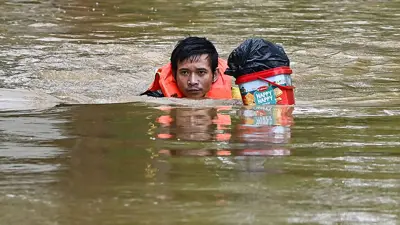 رجل يسبح في شارع غمرته المياه في هانوي 