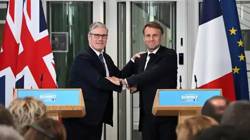 الرئيس الفرنسي إيمانويل ماكرون مع رئيس وزراء بريطانيا كير ستارمر