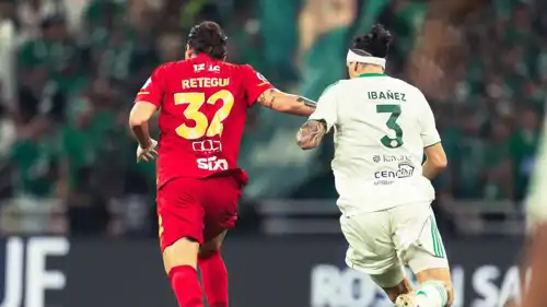 من مباراة القادسية والأهلي في دوري روشن