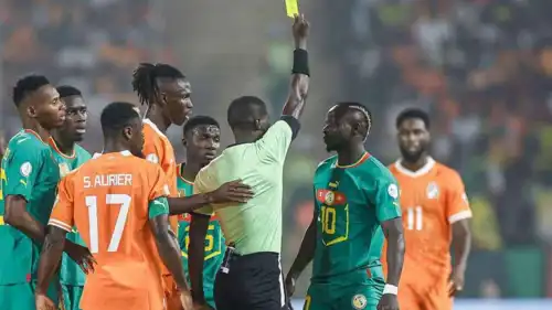 الحكم الغابوني أتشو في مباراة سابقة