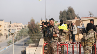 عناصر مسلحة تتبع لقوات سوريا الديمقراطية