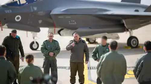 إيال زامير خلال زيارته قاعدة نيفاتيم