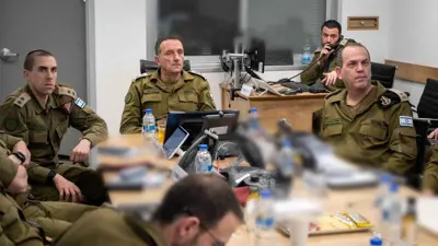 هاليفي مجتمعا مع قادة عسكريين