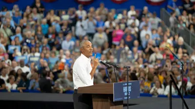 باراك أوباما خلال تجمع انتخابي داعم لكامالا هاريس