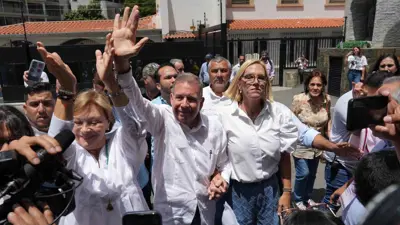 مرشح المعارضة الفنزويلية إدموندو غونزاليس أوروتيا يحيي أنصاره