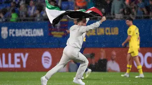مشجع يحمل علم فلسطين يقتحم مباراة برشلونة وخيتافي