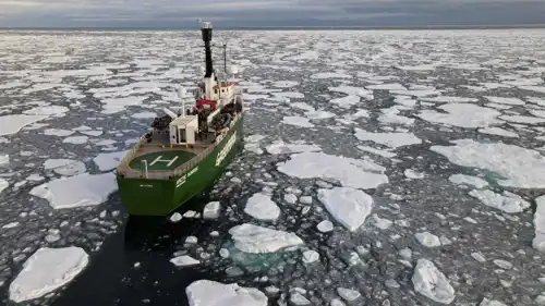 سفينة في القطب الشمالي