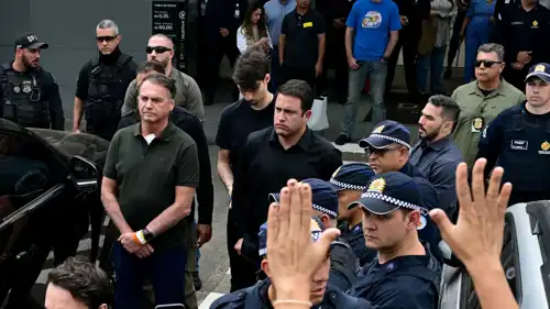 جايير بولسونارو أثناء اقتياده للإقامة الجبرية بعد إجراء فحوصات طبية