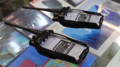 أجهزة اتصال لاسلكية بدون بطاريات معروضة في متجر إلكترونيات لبناني، يقول مالكه إنه أزالها لأسباب تتعلق بالسلامة 