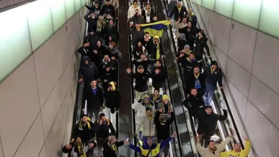 مشجعو مكابي الإسرائيلي في امستردام أثناء إطلاقهم هتافات أشعلت الأحداث 