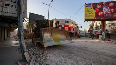 جرافة تابعة للجيش الإسرائيلي في مخيم جنين