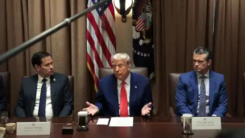 الرئيس الأمريكي دونالد ترامب يتوسط وزيري الحرب والدفاع