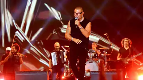 عمرو دياب خلال حفل العلمين