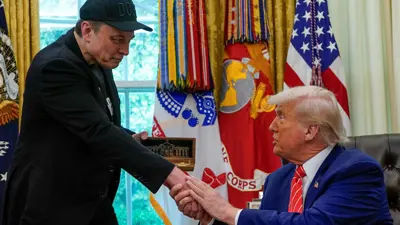 إيلون ماسك في المكتب البيضاوي خلال توديعه من قبل ترامب