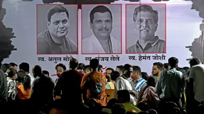 معزون بجانب صور ضحايا هجوم كشمير