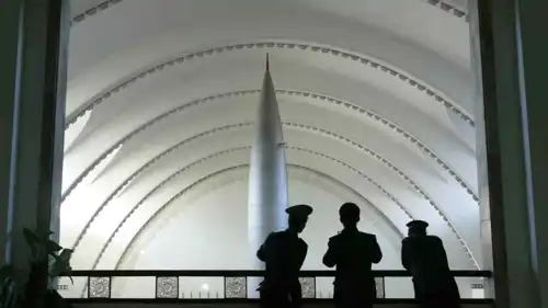 جنود صينيون يشاهدون صاروخ دونغفنغ 1 النووي