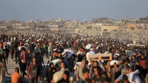 غزيون في بيت لاهيا يحملون إمدادات المساعدات 