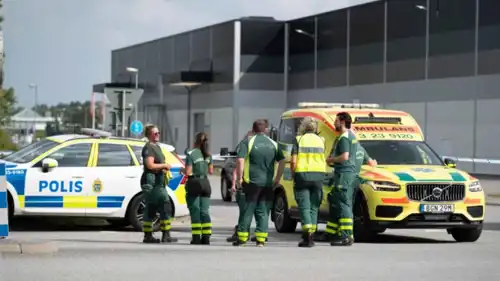 الشرطة السويدية وفرق الإسعارف بموقع الحادث