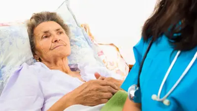 سيدة كبيرة فن السن تلازم الفراش 