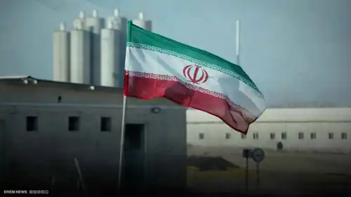 علم إيران قرب منشأة نووية