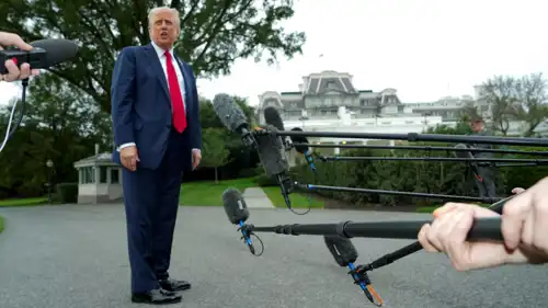 ترامب يتحدث للصحفيين