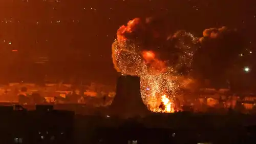 انفجار عقب غارات جوية قرب برج آزادي في طهران