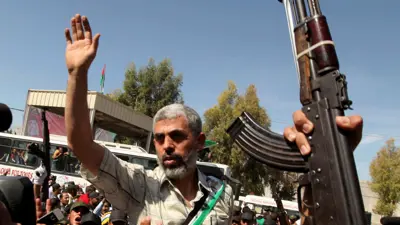 يحيى السنوار لدى وصوله معبر رفح بعد الإفراج عنه في 2011